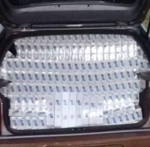 Carro transportava 825 pacotes de cigarros contrabandeados