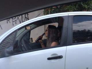 Motorista é flagrada bebendo ao volante na Avenida Ceará 