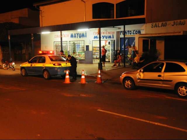  Motociclista bate em carro e, por falta de viatura, &eacute; socorrido pela Pol&iacute;cia