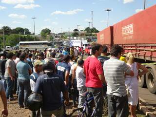 Acidente provocou grande aglomeração de curiosos e causou congestionamento nas imediações do estádio Morenão. 