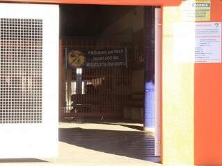 Escola municipal Adair de Oliveira com portão aberto na manhã desta segunda (Foto: Marcos Ermínio)