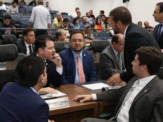 Deputados Renato Câmara (MDB), Márcio Fernandes (MDB), Pedro Kemp (PT), João Henrique Catan (PR) e Jamilson Name (PDT), durante sessão (Foto: Assessoria/ALMS)