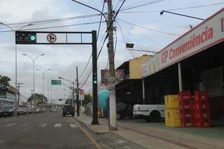 No alto do semáforo, placa indica &quot;permitido virar a direita&quot;, mas à direita existe uma conveniência e não uma rua. (Foto: Marcos Ermínio)