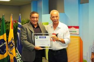 Secretário da Receita, José Carlos Estoduto (E) representou o prefeito Nelsinho Trad na entrega do selo (Foto: Rodrigo Pazinato)