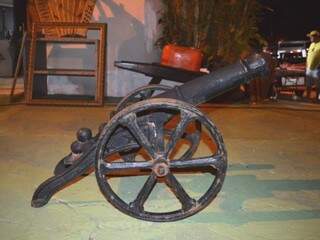 Réplica do canhão usado nos anos de 1800 durante a guerra (Foto: Alana Portela)