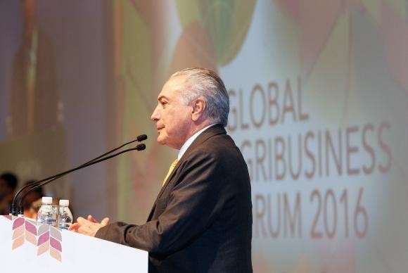 Temer diz n&atilde;o ter objetivo eleitoral: &quot;meta &eacute; colocar Brasil nos trilhos&rdquo;