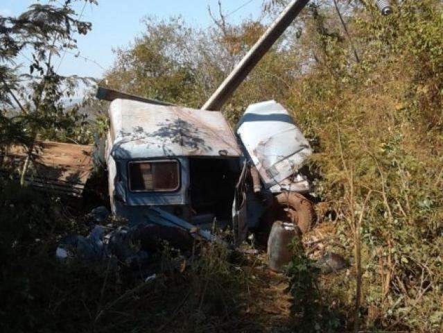 Desgovernado, carro bate em poste e cinco pessoas ficam feridas 