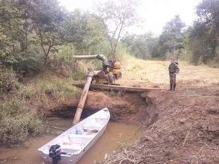 Produtor rural destruiu mata ciliar para puxar água de rio para irrigação. (Foto: Divulgação PMA)