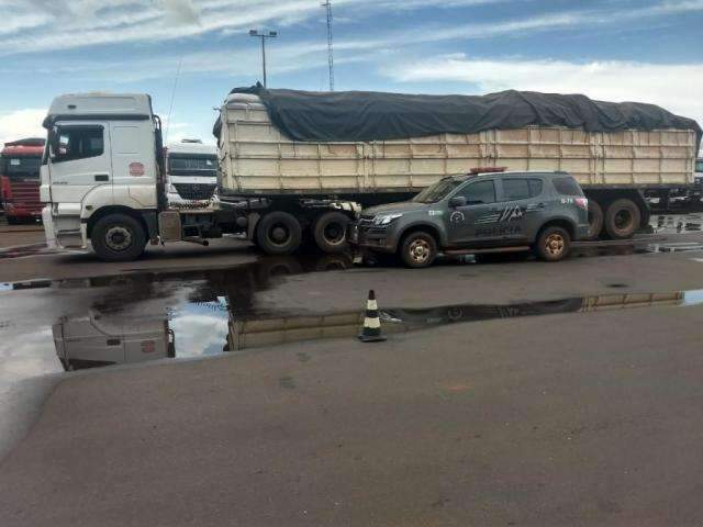 Condutor tenta fugir a p&eacute; e abandona carga de 35 mil pacotes de cigarro