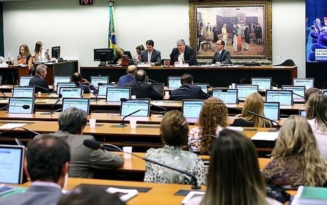 Reformas ficam para segundo plano ap&oacute;s den&uacute;ncias, admitem deputados
