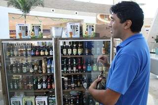 Estoques oferece cervejas da Alemanha, Bélgica, Escócia e outros países (Foto: Marcos Ermínio)
