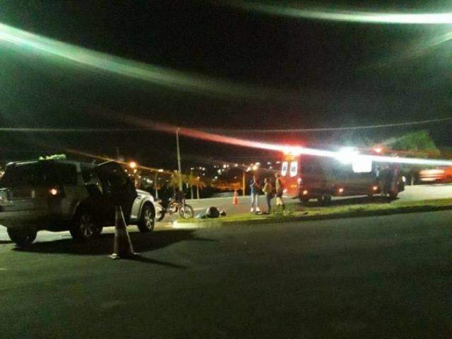 Motociclista morre ap&oacute;s colidir em ve&iacute;culo na C&ocirc;nsul Assaf Trad 