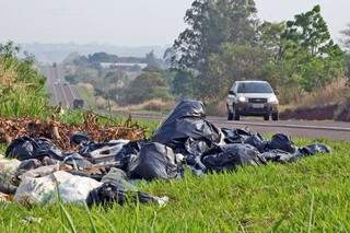 Lixo está sendo descartado nas rodovias que circundam a cidade. (Foto: Marcos Ermínio)