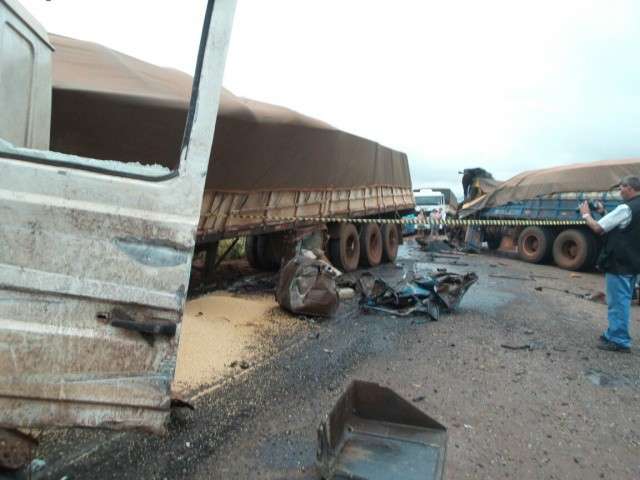 Pol&iacute;cia identifica motorista de caminh&atilde;o que morreu em colis&atilde;o