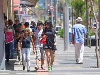 Com movimento fraco, lojistas dizem que Natal nem apareceu no Centro Com movimento fraco, lojistas dizem que Natal nem apareceu no Centro
