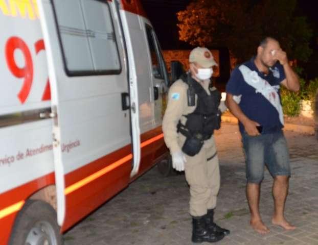 Homem &eacute; agredido a pauladas ao tentar separar briga do irm&atilde;o e cunhada