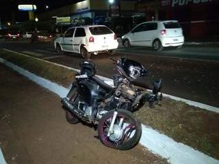 Moto onde a vítima estava ficou destrupida após colisão. (Foto: Adilson Domingo) 