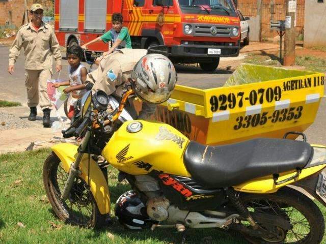  Motociclista fica gravemente ferido ap&oacute;s colidir em ca&ccedil;amba 