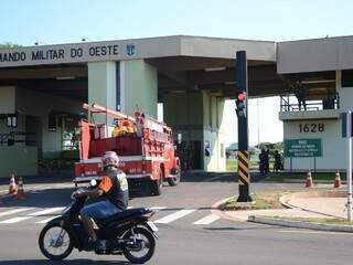 Bombeiros voltam ao CMO para combater incêndio. (Foto: Minamar Júnior)