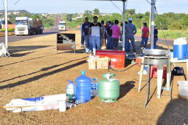 Caminhoneiros retiram barracas e abandonam protestos na BR-163