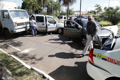 Em acidente com 4 veículos, sertanejo sofre ao perder violão de R$ 3,5 mil 