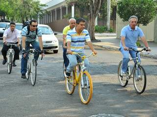 No ano passado, prefeito foi trabalhar usando bicicleta. (Foto: João Garrigó)