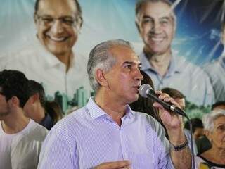 Reinaldo Azambuja, do PSDB, durante discurso em evento do partido. (Foto: Paulo Francis/Arquivo).