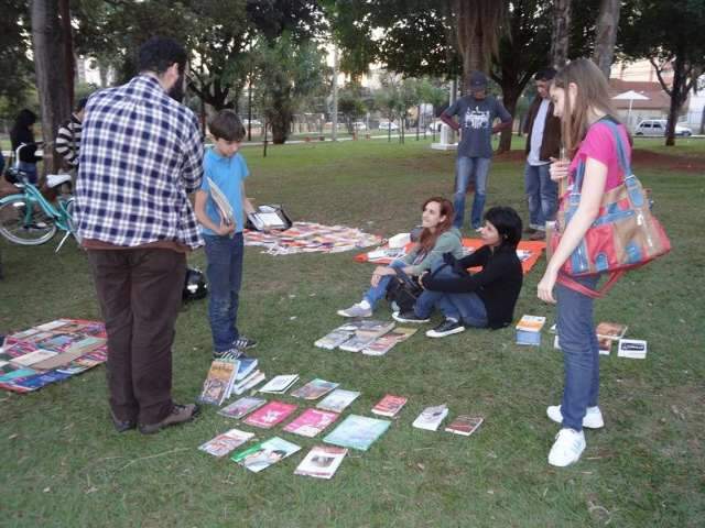 Troca-Troca de Livros acontece hoje na Pra&ccedil;a do R&aacute;dio Clube