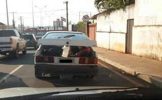 O rapaz estava no porta-malas do carro com placas de Mato Grosso. (Foto: Repórter 