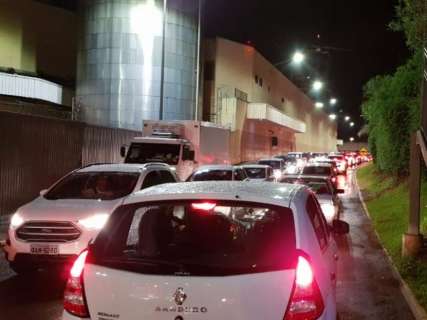 Saída de estacionamento tem até congestionamento e leitores reclamam 