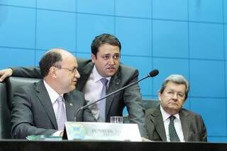 À esquerda, o presidente da Assembleia, Junior Mochi (PMDB), Márcio Fernandes (PT do B) e Onevan de Matos (PSDB), à direita. (Foto: Divulgação)