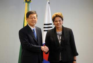 A presidente Dilma Rousseff recebe o primeiro-ministro da Coreia, Kim Hwang-Sik, no Palácio do Planalto. (Foto: Antonio Cruz/ABr)