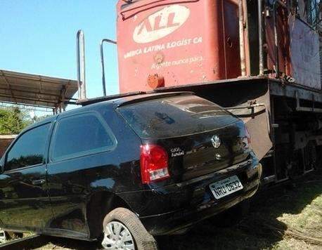 Carro com crian&ccedil;a dentro sofre pane sobre trilhos e &eacute; arrastado por trem