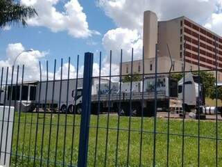 Veículos estão estacionados no pátio do Hospital Regional em Campo Grande (Foto: Edivaldo Bitencourt)