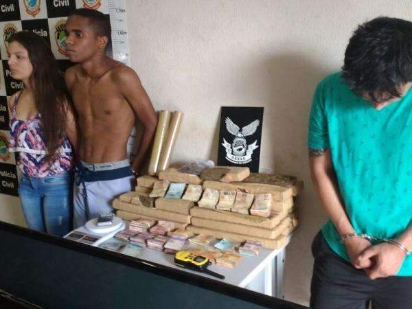 Pol&iacute;cia fecha dep&oacute;sitos de drogas e d&aacute; preju&iacute;zo de R$ 30 mil ao tr&aacute;fico