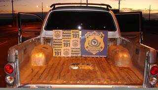 Droga, arma e munições estavam escondidas no fundo falso na carroceria de uma caminhonete (Foto: divulgação/PRF)