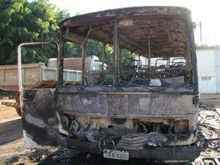 Incêndio destruiu ônibus e ainda passou para caminhão que estava estacionado ao lado (Foto: Marcos Ermínio)