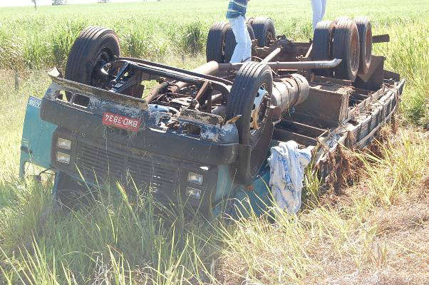  Motorista fica ferido ap&oacute;s caminh&atilde;o capotar na MS-276