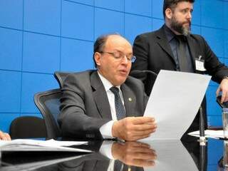 Presidente da Assembleia, Junior Mochi, lê documento na mesa diretora. (Foto: Luciana Nassar/ALMS).
