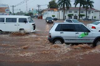 Avenida Fernando Corrêa da Costa foi inundada por enxurrada. (Foto: Simão Nogueira).