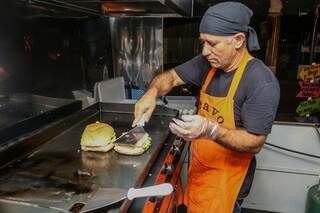 Ele é o responsável por preparar os lanches na chapa. (Foto: Marcos Maluf)