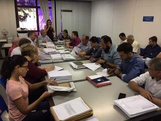 Representantes das empresas apresentam documentos para participar da licitação (Foto: Bruna Kaspary)