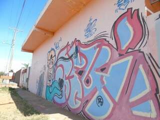 Grafite foi a solução para esconder pichação em padaria. (Foto: Renan Nucci)