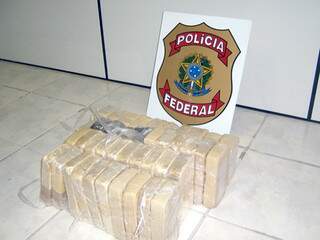 A droga estava escondida nos bancos traseiros, dividida em vários tabletes. (Foto: Divulgação/ Polícia Federal)