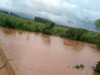 Ponte de Amambai em local bastante atingido por chuvas nos últimos dias (Foto: A Gazeta News) 
