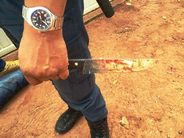 Casal briga por ci&uacute;mes, parte para agress&atilde;o f&iacute;sica e homem &eacute; esfaqueado