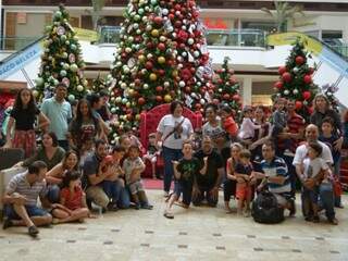 Famílias levam filhos autistas para se divertirem no shopping (Foto: Alana Portela)