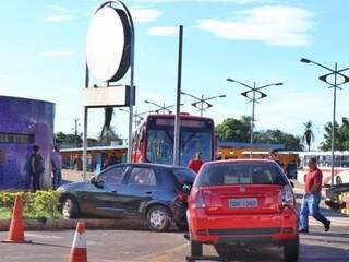 Por causa da pancada, um dos veículos foi parar na entrada do terminal (Foto: Henrique Kawaminami) 