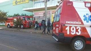 Incêndio mobilizou equipes do Corpo de Bombeiros. Shopping está fechado por medida de segurança. (Foto: Sidnei Bronka/94 FM)
