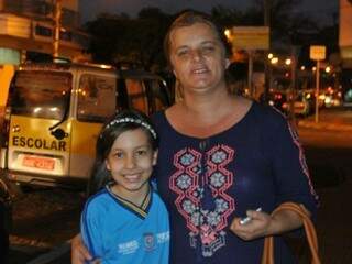 Joelma Guimarães não abre mão do conforto para sua filha durante o trajeto escolar (Foto Alcides Neto)
